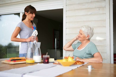 Photo illustration aide à doicile, femme jeune aide une grand-mère