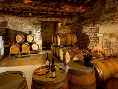 Cave à vins avec futs en bois
